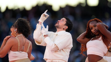 Ποιος είναι ο Bad Bunny που καθήλωσε εκατομμύρια τηλεθεατές στο Super Bowl LX και προκάλεσε την οργή του Τραμπ:  Οι λάτιν ρυθμοί, η Lady Gaga και ο γάμος 