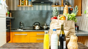 Τι αξίζει να έχουμε πάντα στο ντουλάπι: Τα τρόφιμα που μας λύνουν τα χέρια στο καθημερινό μαγείρεμα