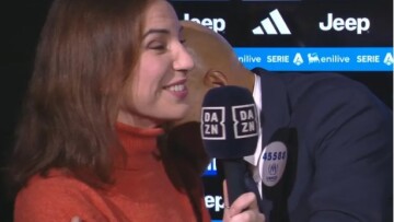 Βίντεο: Ο Σπαλέτι... φίλησε γυναίκα δημοσιογράφο στον ώμο, για να δείξει τι είναι επαφή στην εποχή του VAR!