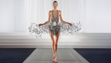 Σίλια Κριθαριώτη: Το Παρίσι είπε «Bienvenue» στην ελληνική υψηλή ραπτική
