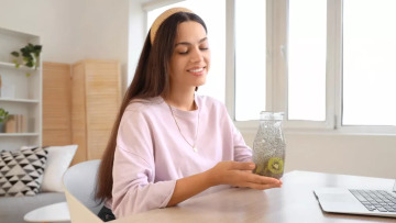 Από το νερό με σπόρους chia μέχρι την κομπούχα: Τι βοηθά πραγματικά το έντερο; Ειδικοί απαντούν
