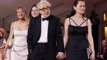 Επστάιν: Έδωσε 15 χιλιάδες δολάρια στον Γούντι Άλεν για να «βοηθήσει» τη θετή κόρη του να αποφοιτήσει από ιδιωτικό σχολείο
