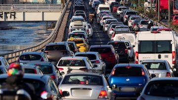 Σύγκρουση ΙΧ με μηχανή στην άνοδο του Κηφισού, στο ύψος του Ρέντη