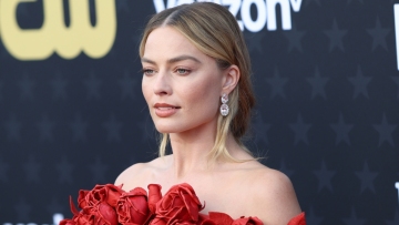 Η Μάργκοτ Ρόμπι δέχτηκε δώρο από συμπρωταγωνιστή της βιβλίο που της έλεγε «να τρώει λιγότερο»