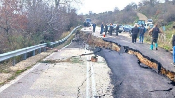 Κομμένη στα δύο η Πατρών-Τριπόλεως λόγω καθίζησης, μαθητές και καθηγητές πέρασαν πεζοί το σημείο για να πάνε σχολείο