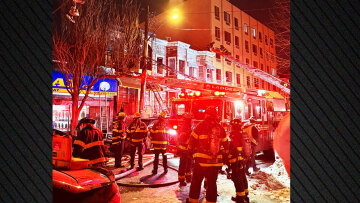 Μία νεκρή και τουλάχιστον εννέα τραυματίες μετά από φωτιά σε πολυκατοικία στο Κουίνς της Νέας Υόρκης, δείτε βίντεο