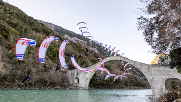 Απίστευτο αεροβατικό trick στο Γεφύρι της Πλάκας