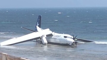 Αεροσκάφος στη Σομαλία έκανε αναγκαστική προσθαλάσσωση στα ρηχά: Σώοι όλοι οι επιβάτες, δείτε βίντεο
