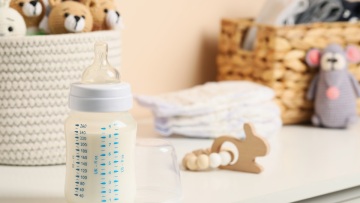 Ο ΕΟΦ ανακαλεί κι άλλες παρτίδες βρεφικού γάλακτος μετά τα νέα όρια της EFSA για την τοξίνη cereulide