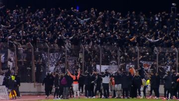 Βίντεο: Οι έξαλλοι πανηγυρισμοί των παικτών, του Κόντη και του Μπούση με τους οπαδούς του ΟΦΗ
