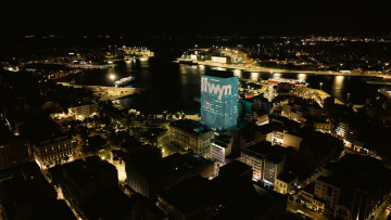 Η νύχτα στον Πειραιά αλλάζει χρώμα