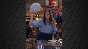 Η Ντρου Μπάριμορ ξύπνησε την Ελληνίδα μέσα της... έσπασε πιάτο και φώναξε «Ώπα» έχοντας στο πλευρό της τον Ορλάντο Μπλουμ, δείτε βίντεο