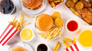 Τα υπερεπεξεργασμένα τρόφιμα αυξάνουν τον κίνδυνο θνησιμότητας σε επιζώντες καρκίνου
