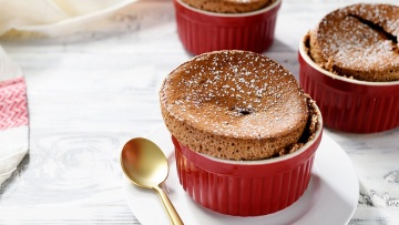 Σουφλέ: Το ζουμερό πανεύκολο γλυκό σε 4 εκδοχές και πώς θα βγει αέρινο και αφράτο