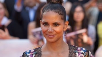 Χάλι Μπέρι για τον ηλικιακό ρατσισμό στις γυναίκες: Δεν τελειώνουμε στα 50, ούτε στα 60, ούτε καν στα 70