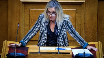 «Η Πλεύση Ελευθερίας είναι εδώ, δεν διαλύεται» είπε στη Βουλή η Τζώρτζια Κεφαλά μια ημέρα μετά την αποχώρηση Καραγεωργοπούλου