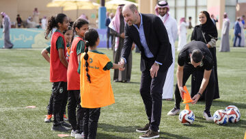 Πρίγκιπας Ουίλιαμ: Συνάντησε παίκτριες ποδοσφαίρου στη Σαουδική Αραβία (εικόνες)