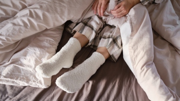 Κάνει καλό να κοιμόμαστε με κάλτσες; Τι λένε οι ειδικοί