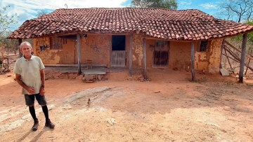 Ζει μόνος του σε ένα σπίτι από λάσπη του 1920: «Πάντα κάποιος περνά να με δει» (vid)