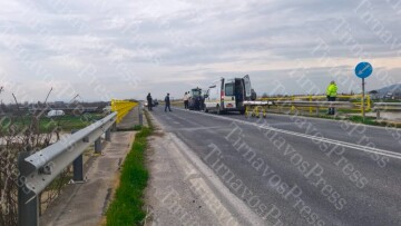 Μια τραυματίας από τροχαίο στον Τύρναβο: Καταπλακώθηκε από τρακτέρ που ήταν εν κινήσει, βίντεο και φωτογραφίες