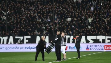 Ανατριχιαστική στιγμή: Μήτερα οπαδού του ΠΑΟΚ που σκοτώθηκε στη Ρουμανία, χτύπησε το τύμπανο στην Τούμπα, δείτε βίντεο