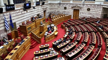Βουλή: Πολιτική σύγκρουση στην Ολομέλεια για τη συνάντηση Μητσοτάκη – Ερντογάν