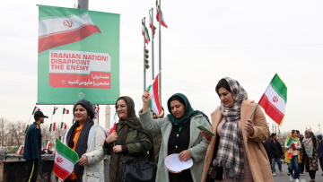 Η ιρανική τηλεόραση προβάλλει πλάνα γυναικών χωρίς μαντίλα