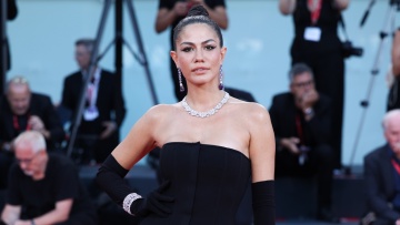 Στην Ελλάδα η διάσημη Τουρκάλα ηθοποιός Ντεμέτ Όζντεμιρ: Τα ελληνικά τραγούδια, οι χοροί και το «καλημέρα»