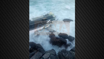 Ελαφόνησος: Θαλαμηγός διαλύθηκε σε βράχια, ψαράδες έσωσαν τους επιβάτες, δείτε βίντεο