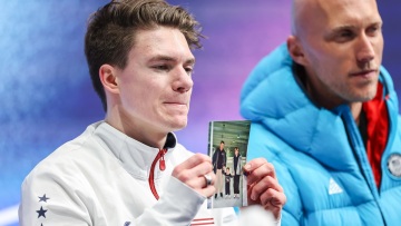 Αθλητής έβαλε τα κλάματα στους Ολυμπιακούς Αγώνες, με φωτογραφία των γονιών του που έχασε σε αεροπορικό δυστύχημα (βίντεο)