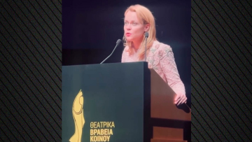 Όταν η Λένα Παπαληγούρα αφιέρωνε στον πατέρα της συγκινημένη το βραβείο που κέρδισε τον περασμένο Νοέμβριο: Είναι πάντα δίπλα μου σε ό,τι κάνω