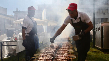 Τσικνοπέμπτη: Πήραν φωτιά οι ψησταριές στην Αθήνα, πάνω από 800 κιλά κρέας στη Βαρβάκειο αγορά