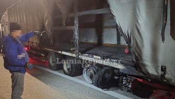 Νταλίκα έπιασε φωτιά εν κινήσει στην Εθνική Οδό, έβγαινε καπνός από τις ρόδες του φορτηγού
