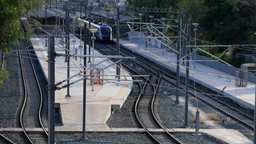 Συνελήφθη 38χρονος που έκλεψε καλώδιο 100 μέτρων του Προαστιακού θέτοντας σε κίνδυνο την ασφάλεια επιβατών και συρμών