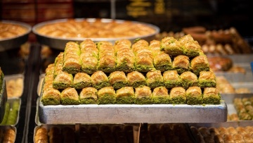 Σιροπιαστά γλυκά: Πού βρίσκουμε από τα καλύτερα γλυκά ταψιού για το σπίτι