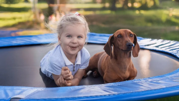 Πόσο καλό κάνει ο σκύλος ή η γάτα στην ψυχική υγεία του παιδιού; 3 επιστήμονες απαντούν
