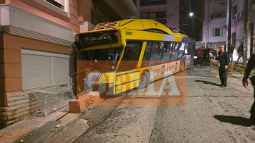 Τρόλεϊ έπεσε σε πολυκατοικία στα Πετράλωνα, δείτε βίντεο