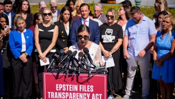 Μαρτυρία επιζήσασας παιδικής κακοποίησης: «Ήμουν μόλις 14 ετών όταν συνάντησα τον Επστάιν»