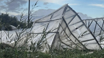 Ανεμοστρόβιλος προκάλεσε σοβαρές ζημιές σε θερμοκήπια και ξενοδοχεία στην Ιεράπετρα, δείτε φωτογραφίες