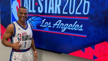 NBA All-Star Celebrity Game: Ο θρυλικός Καφού φοράει σορτς και παίζει μπάσκετ υπό τις οδηγίες των Αντετοκούνμπο!
