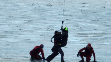 Δραματική διάσωση τριών ανδρών που έπεσαν σε παγωμένη λίμνη στη Νέα Υόρκη, δείτε βίντεο