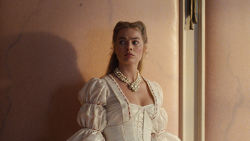 Ανεμοδαρμένα Ύψη: Σκάναραν το δέρμα της Μάργκοτ Ρόμπι για να φτιάξουν τη ροζ επένδυση των τοίχων στο δωμάτιό της