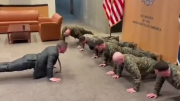 Με κοστούμι και γραβάτα ο Μάικ Γουόλτς έκανε push-ups με τους πεζοναύτες στη Γενεύη, δείτε βίντεο