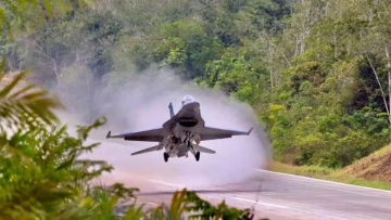 Ούτε Κίνα ούτε Ινδία: Η χώρα που σχεδιάζει να χρησιμοποιεί δρόμους με διόδια ως πίστες για μαχητικά