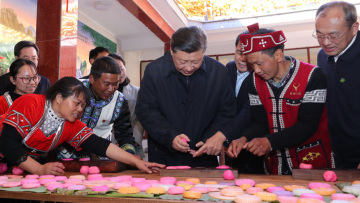 Κοσμοπλημμύρα στο ζαχαροπλαστείο που επισκέφτηκε ο Σι Τζινπίνγκ – Τι αγόρασε για 5,5 ευρώ
