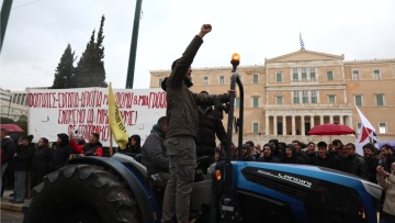 Αποχωρούν τα τρακτέρ από το Σύνταγμα το μεσημέρι, νέες κινητοποιήσεις ετοιμάζουν οι αγρότες