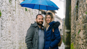 Από τα βουνά της Ηπείρου έως τους ελαιώνες της Μεσσηνίας: Η ζωή πέντε ζευγαριών μακριά από την Αθήνα
