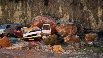 Κακοκαιρία στην Ήπειρο: Κατολισθήσεις από τις συνεχείς βροχές, βράχια καταπλάκωσαν αυτοκίνητα