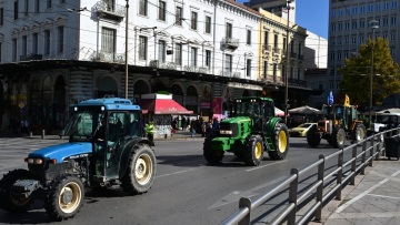 Αποχωρούν τα τρακτέρ των αγροτών από το κέντρο της Αθήνας, άνοιξαν οι δρόμοι, δείτε βίντεο