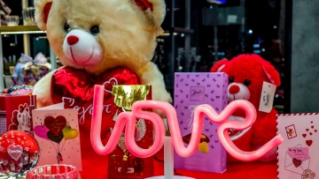 Ο Άγιος Βαλεντίνος ζεσταίνει την αγορά: Τι αγοράζουν οι Έλληνες, πού κάνουν κρατήσεις και πώς κινούνται οι online πωλήσεις